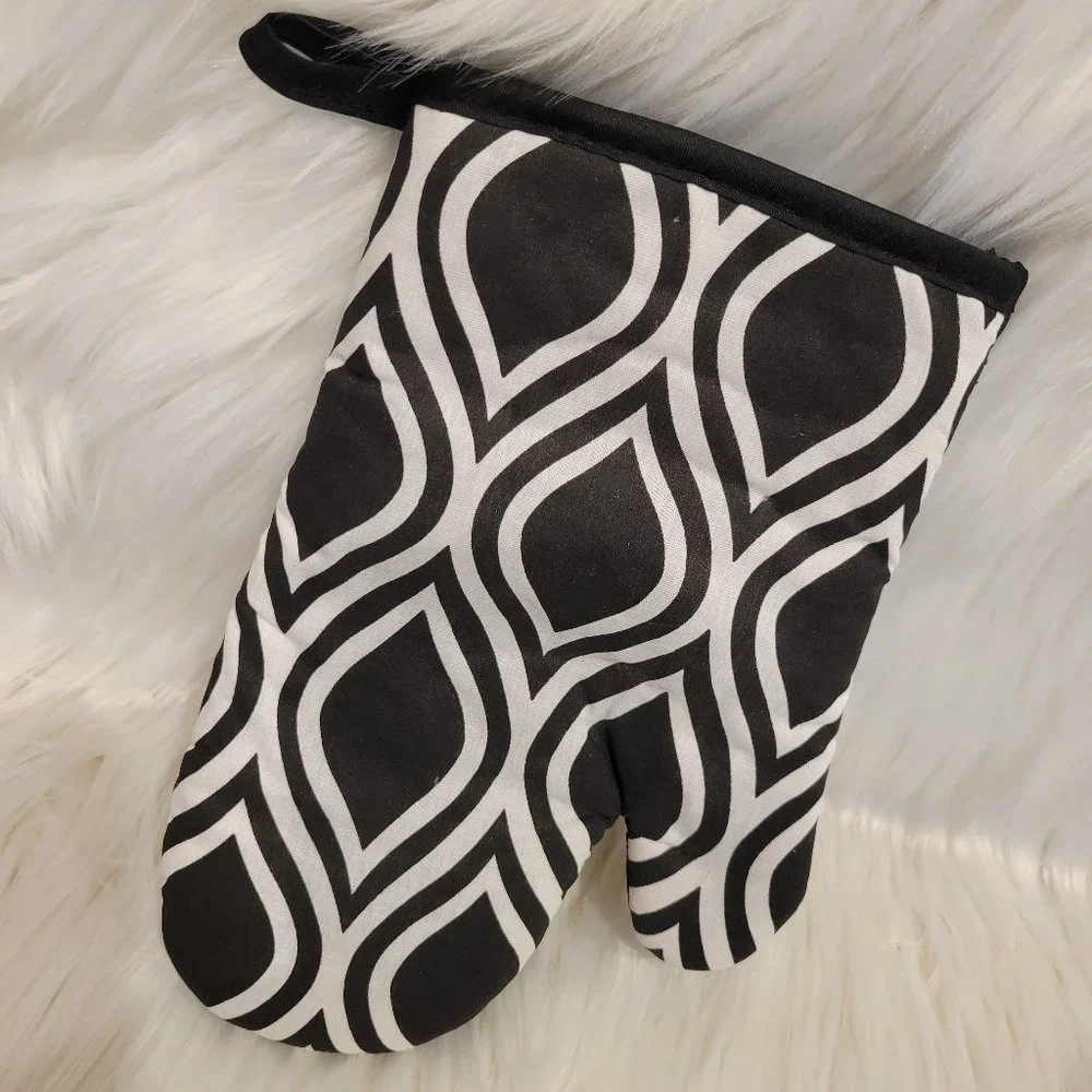 Black & White Oven Mitt & Potholder Set